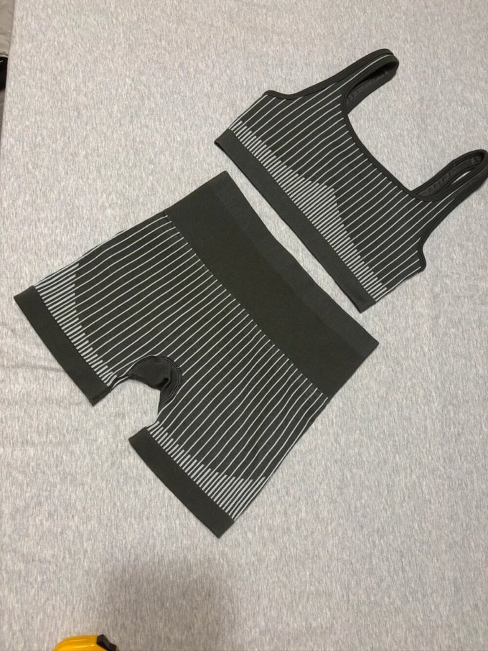 Vuori Seamless Sports Bra & Shorts Set Black/Gray Women's Top S / Shorts S - Picture 2 of 5